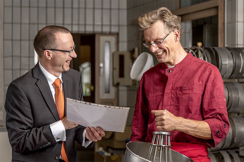 Egbert Chwatal mit Kunden im Beratungsgespräch